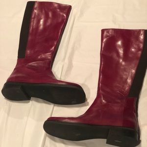 Beautiful Donald J Pliner leather boots . Size 8.5. Burgundy in color.